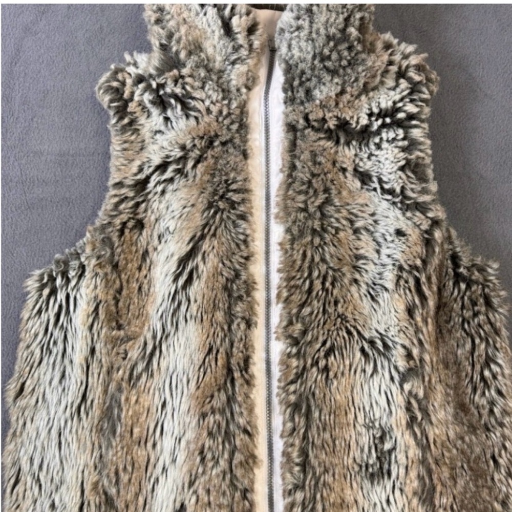 Chic Women's Faux Fur Vest in Gray with zipper - Picture 7 of 12